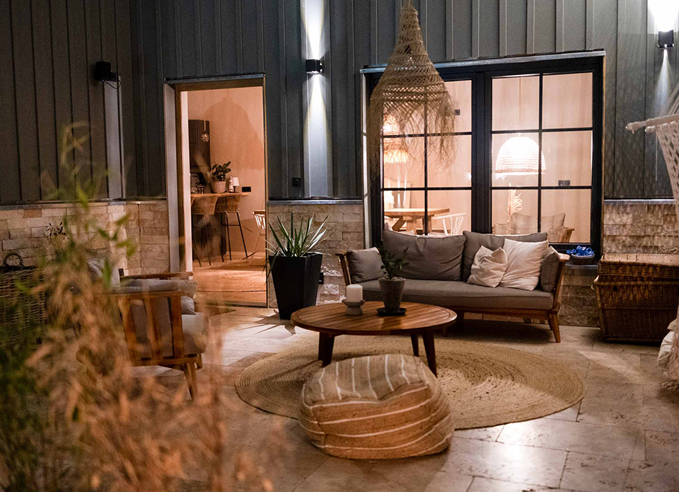 Gemütliche Sitzecke im ferienhofCHALET bei Nacht