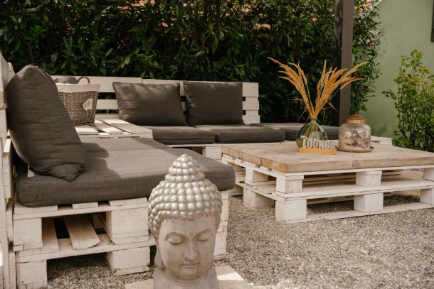 Sitzgruppe im Freien mit fernöstlicher Dekoration