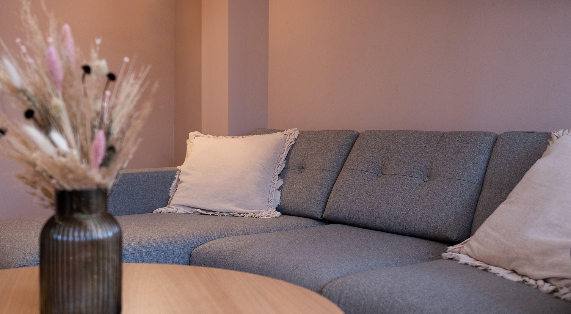 Gemütliches Sofa in einem Apartment auf dem Ferienhof Eichenberg