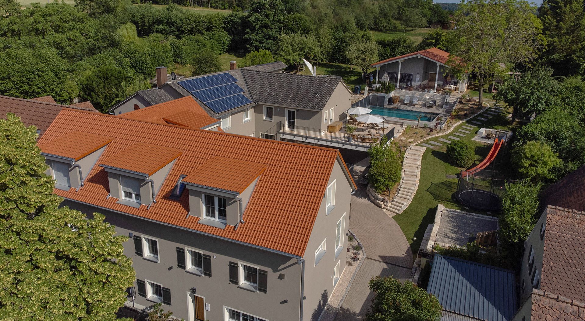 Luftbild auf die Anlage vom Ferienhof Eichenberg